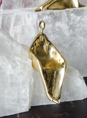 现代简约石膏矿石纯铜人物艺术摆件客厅桌面样板间软装创意装饰品