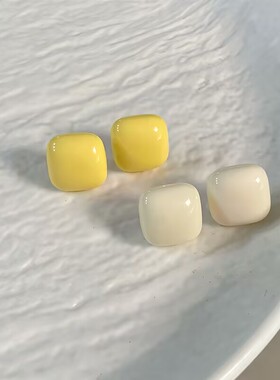 糖果色简约小方糖耳环