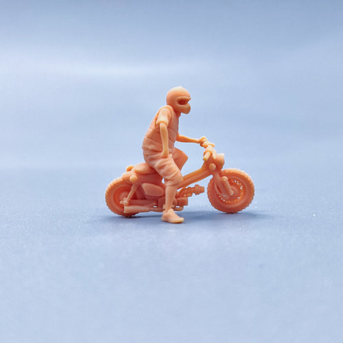 【嗯哼模型】1:64人偶1:43微缩白模街头流浪者头盔男和小摩托T907 - 图0