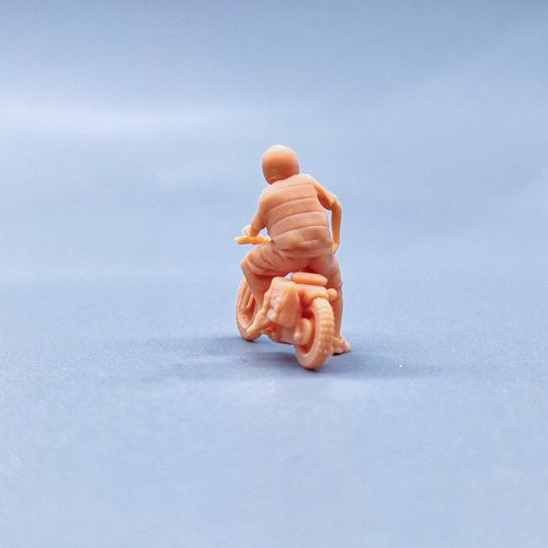【嗯哼模型】1:64人偶1:43微缩白模街头流浪者头盔男和小摩托T907 - 图1