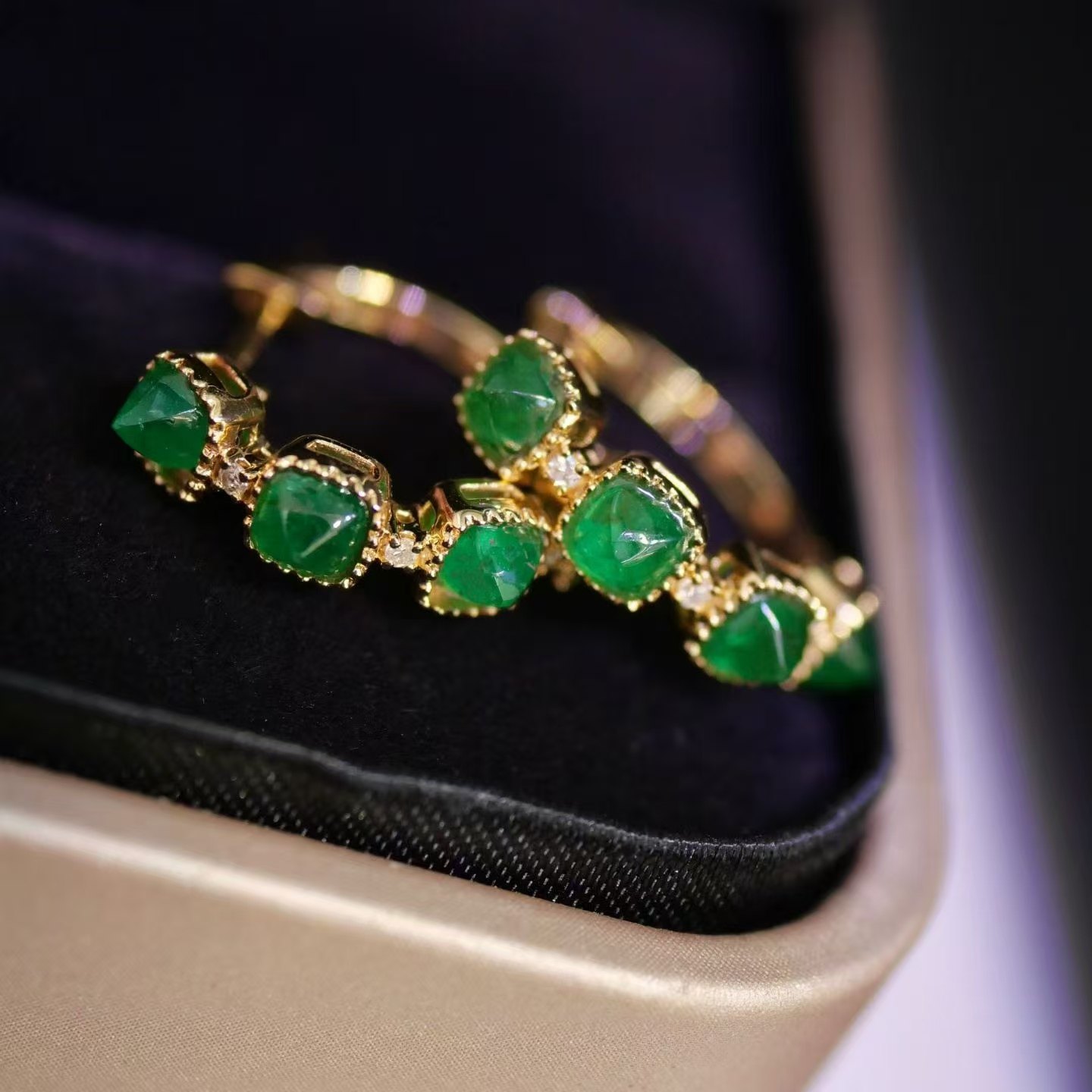 18K金镶嵌天然糖塔祖母绿耳扣 主石1克拉 精致高级 上耳百搭,淘宝优惠券,粉丝福利购,淘宝优惠卷