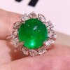 18K gold diamond-set plain emerald ring. The main stone is 4.8 carats. The luster of the gemstone is warm and eye-catching.