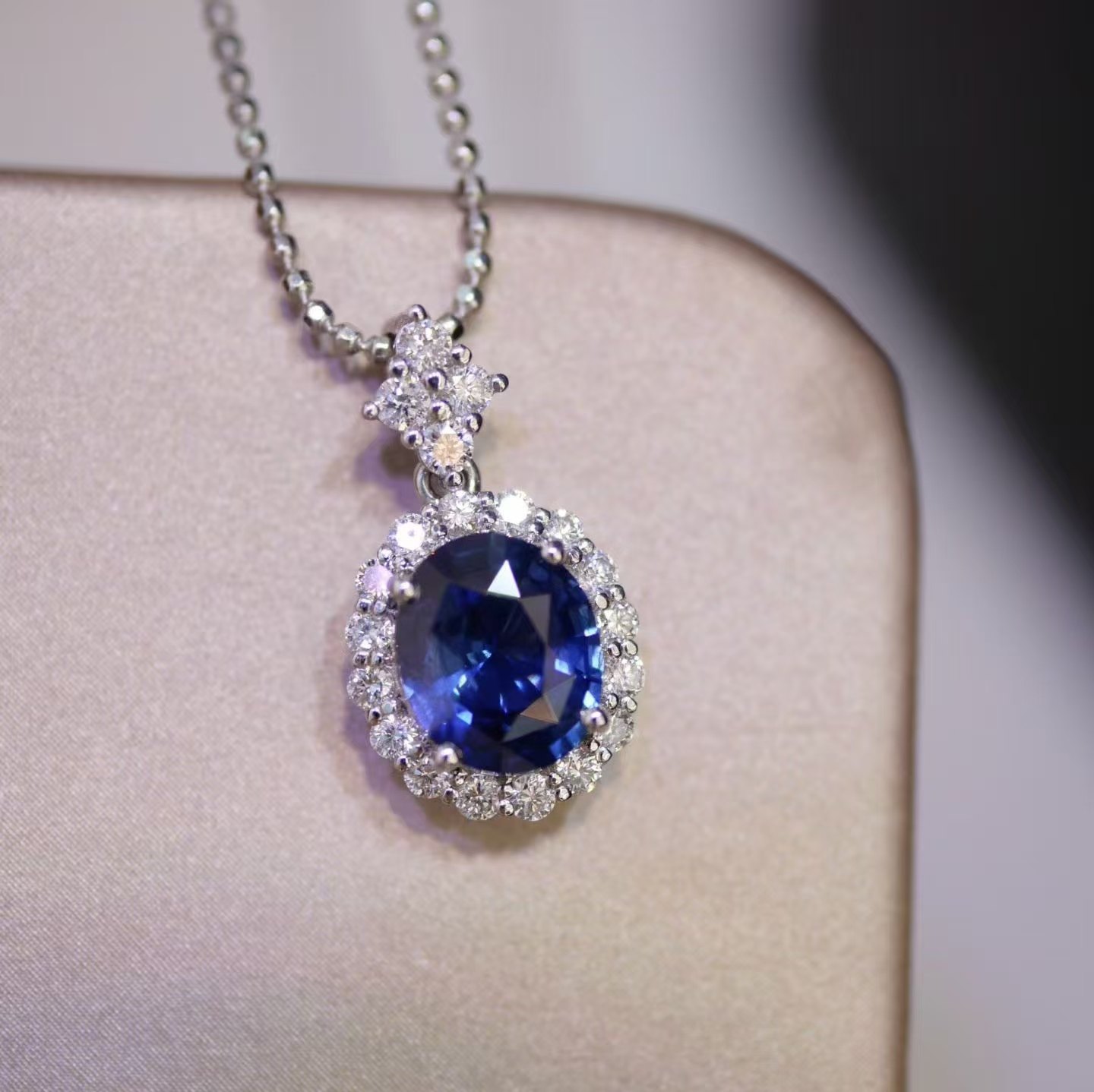 18K金钻石镶嵌 缅甸无烧蓝宝石吊坠 主石1.18克拉 优雅百搭款,淘宝优惠券,粉丝福利购,淘宝优惠卷