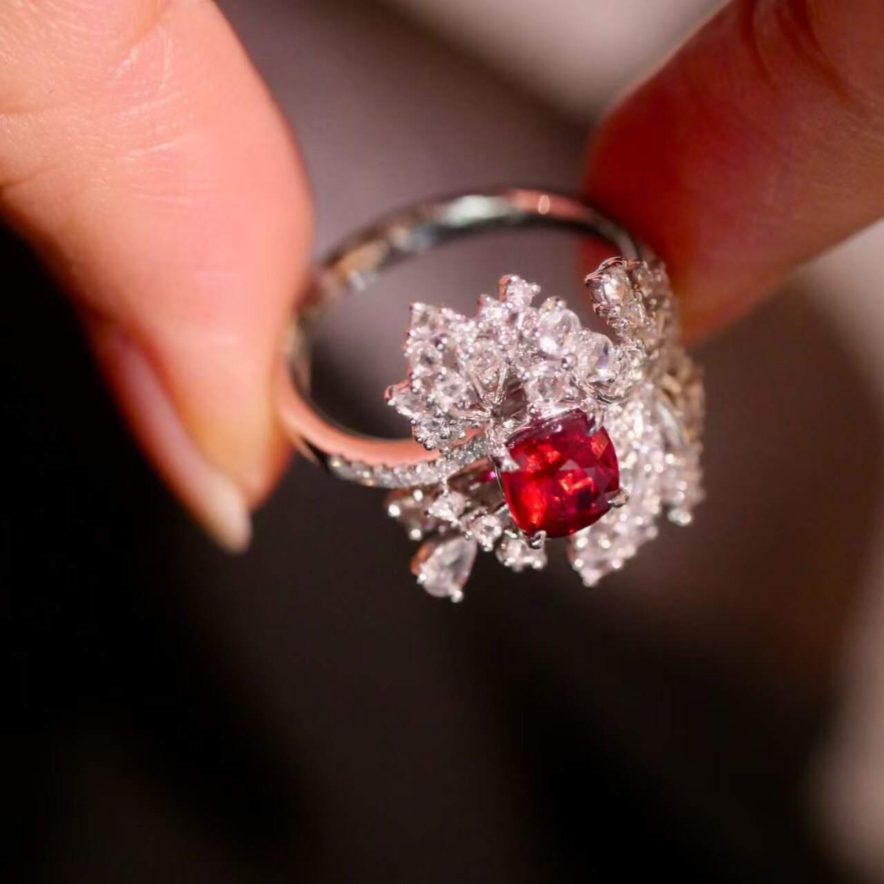 18K diamond inlaid non-fired ruby ring, main stone 1 carat, elegant and irresistible sense of luxury