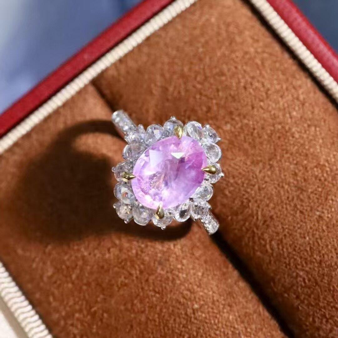 18K gold diamond inlaid natural unfired sapphire ring. The main stone is 3 carats, exuding a gentle and intellectual temperament.