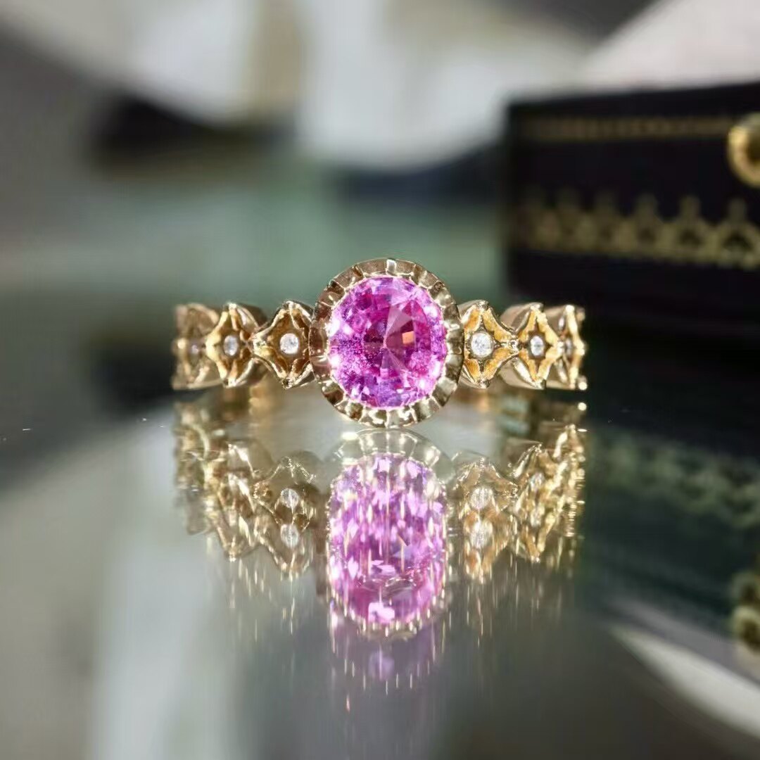 18K gold diamond inlaid natural padparadscha ring. The main stone is 0.81 carats. The crystal is rich and cool.