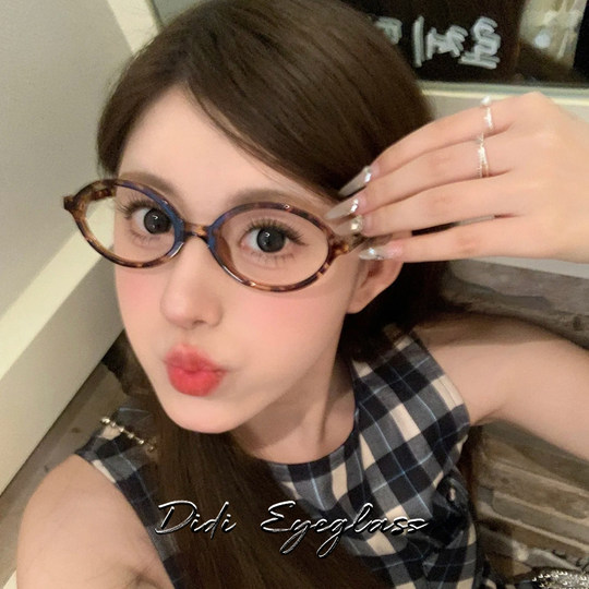 Овалы в узкой оправе для ботаников можно сочетать с оправами очков для близорукости.