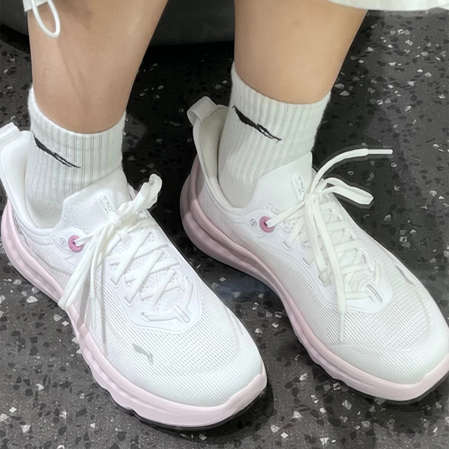 李宁SOFT COOL2运动鞋女鞋25夏季新款网面透气软底休闲鞋AGLV010 - 图1