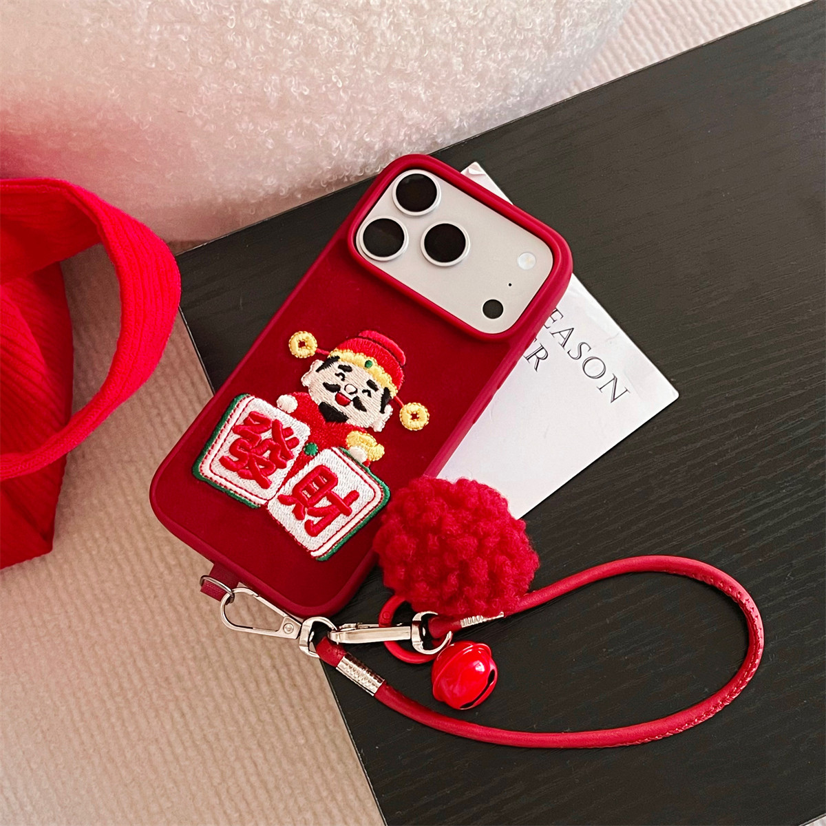 加尔 新年款红色绒布刺绣麻将發財财神爷适用苹果17ProMax手机壳iphone15新款16pro秋冬款14pro防摔13保护套,淘宝优惠券,粉丝福利购,淘宝优惠卷