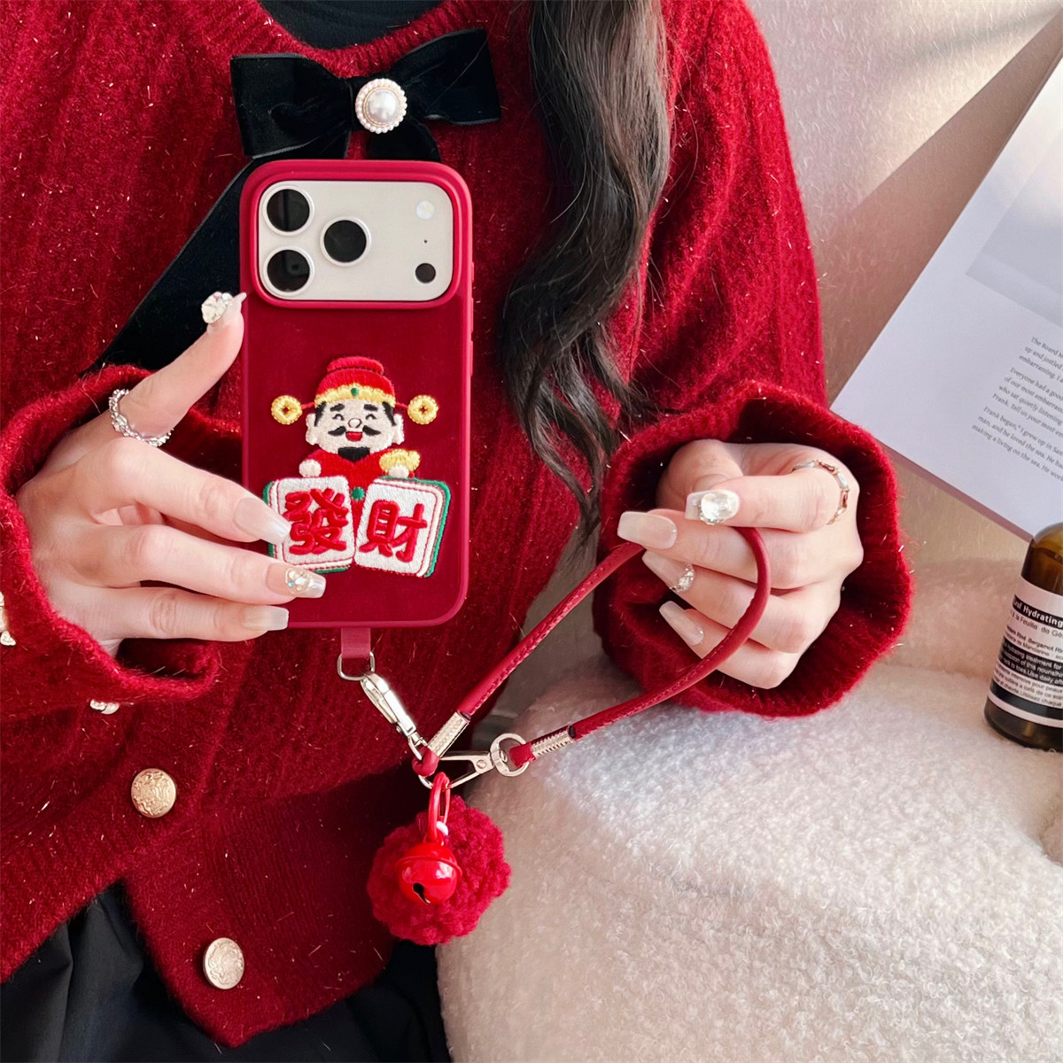加尔 新年款红色绒布刺绣麻将發財财神爷适用苹果17ProMax手机壳iphone15新款16pro秋冬款14pro防摔13保护套,淘宝优惠券,粉丝福利购,淘宝优惠卷