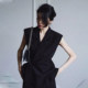 ການອອກແບບ niche ຊຸດ sleeveless draped ສໍາລັບການເດີນທາງ