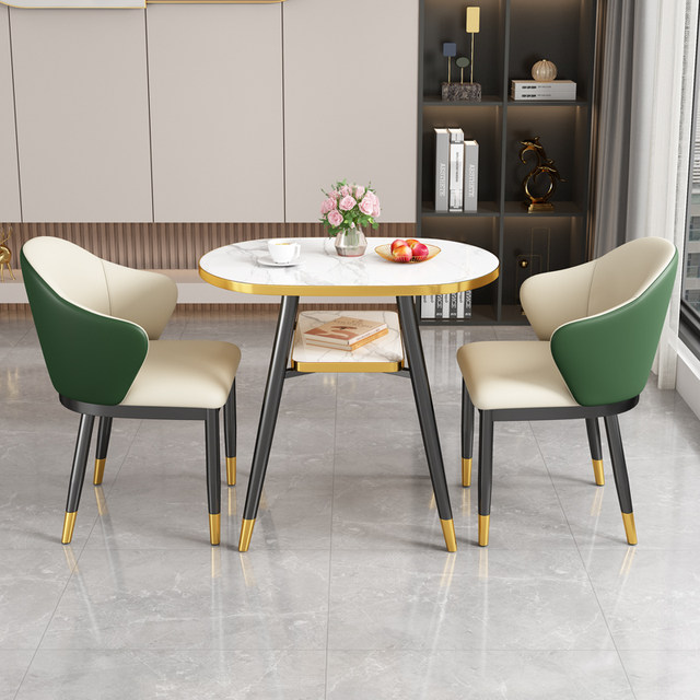 Internet celebrities negotiate on balcony small household storage table and chair