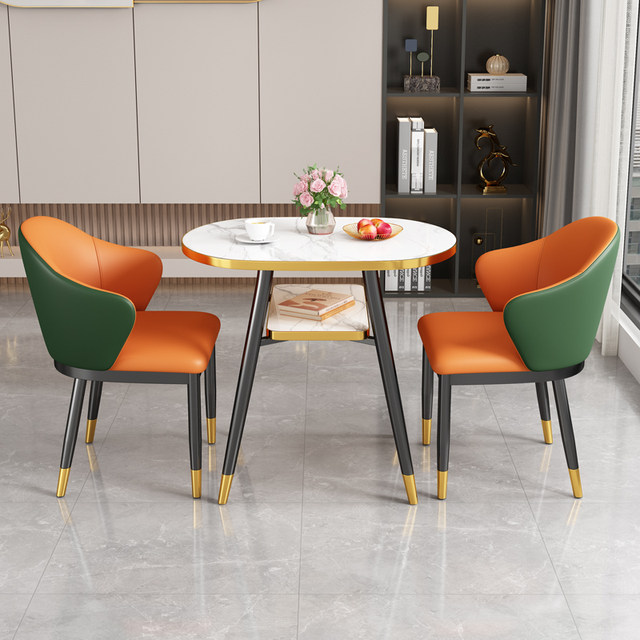 Internet celebrities negotiate on balcony small household storage table and chair