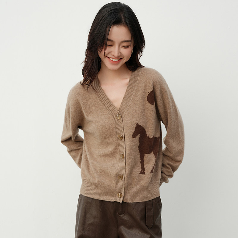 思诺芙德100%山羊绒开衫女V领马匹图案针织毛衣外套2025冬季新款,淘宝优惠券,粉丝福利购,淘宝优惠卷