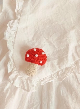 成品秋冬新款毛线红色蘑菇小胸针可爱创意装饰毛衣开衫胸花配饰