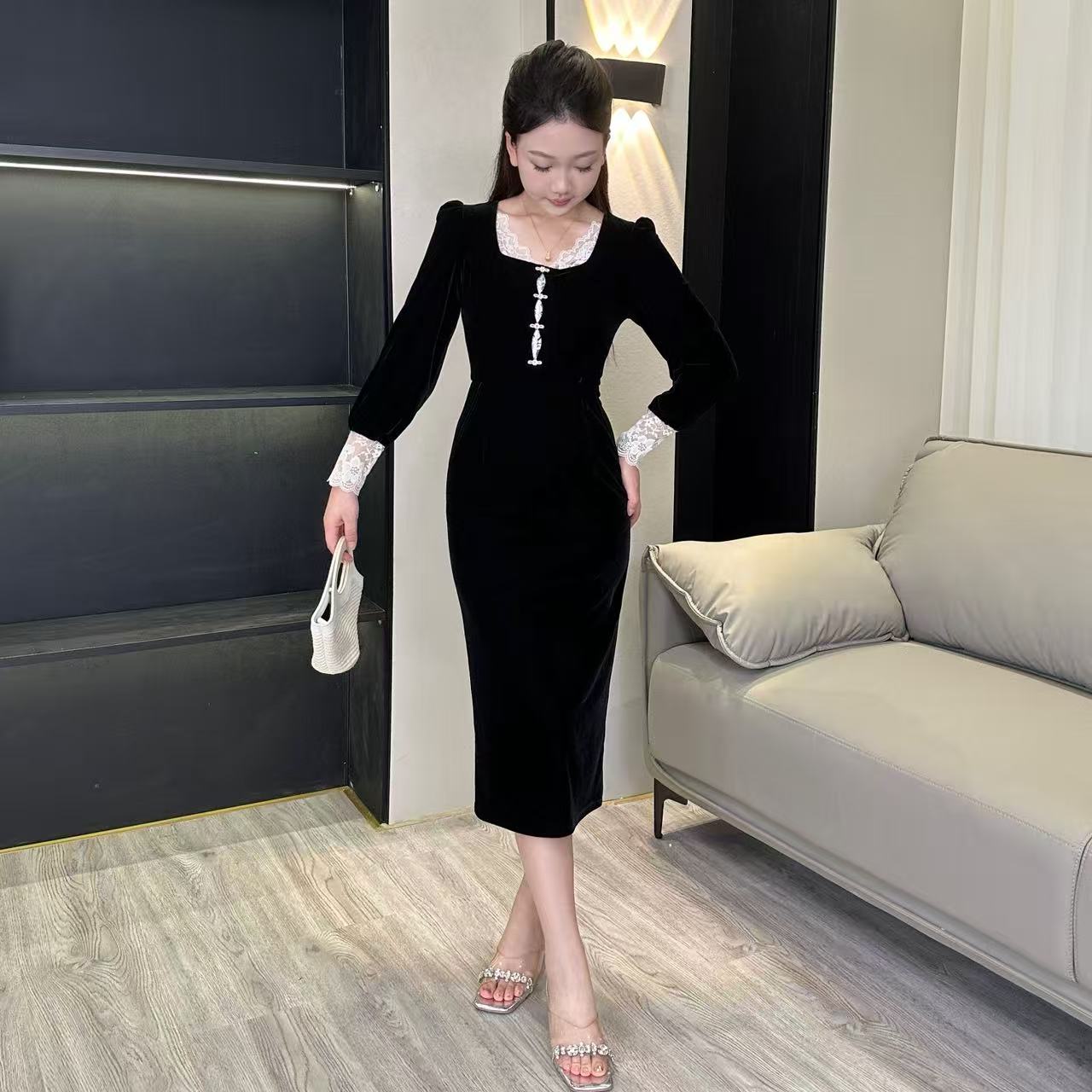 《迷迭花园5036》琳琳小个子U型领纯色收腰修身刺绣V领镂空连衣裙 - 图1