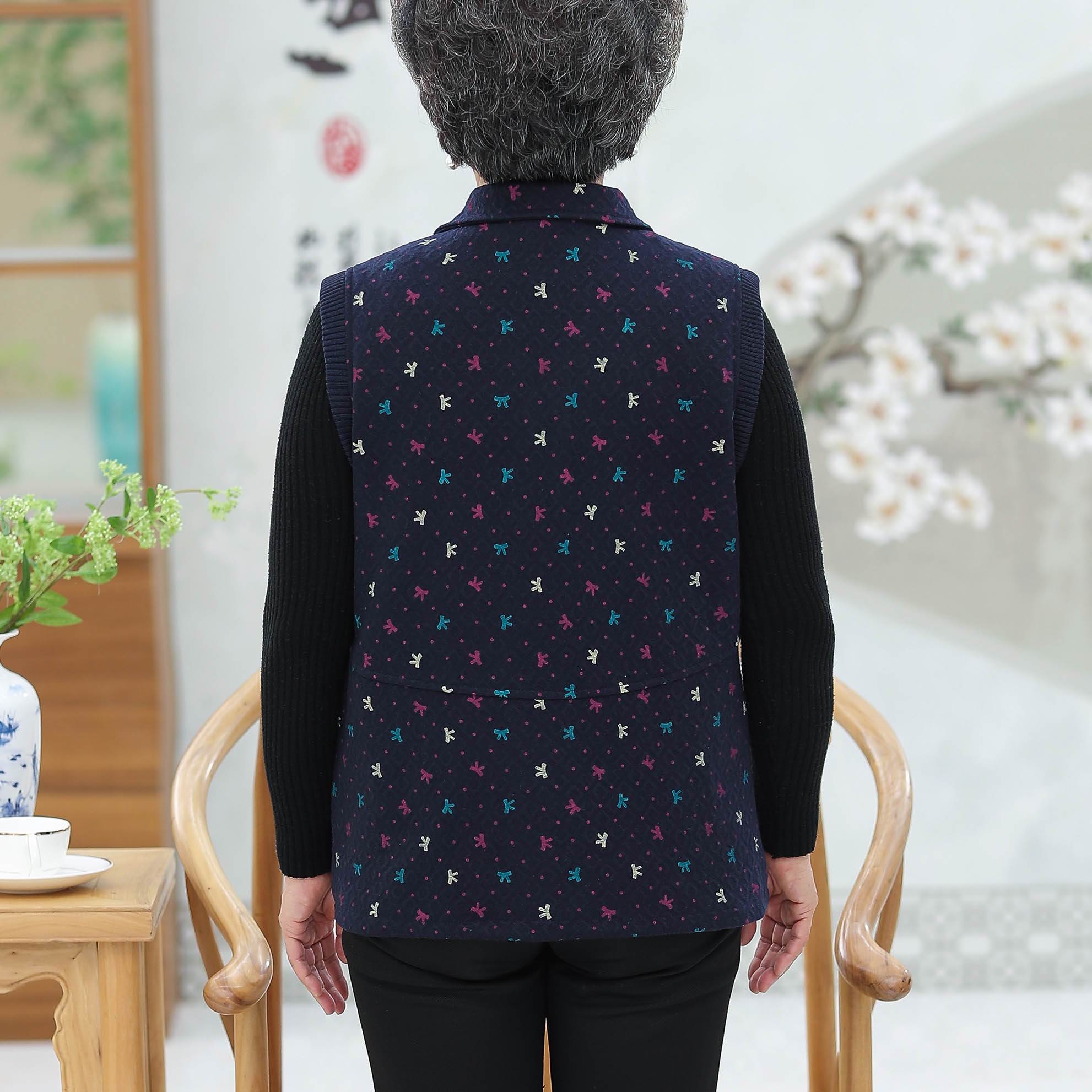 70 老人衣服新款无袖上衣奶奶装 80 中老年人马甲女春秋装背心 60 岁 70 老人衣服新款无袖上衣奶奶装 80 中老年人马甲女春秋装背心 60 岁