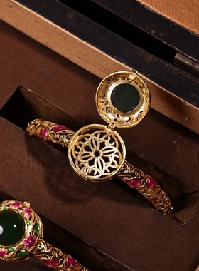 旧藏清纯银花丝鎏金镶嵌天然碧玉戒面噶乌盒手镯一盒手环饰品收藏