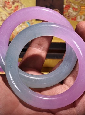 古玩杂项旧藏怀旧饰品类礼品春彩玉手镯搭配精美漆器木料盒子