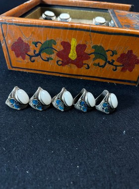 古玩盒装老银藏银镶嵌白玉戒指银手饰老玉石戒面烤蓝开口苗银戒指