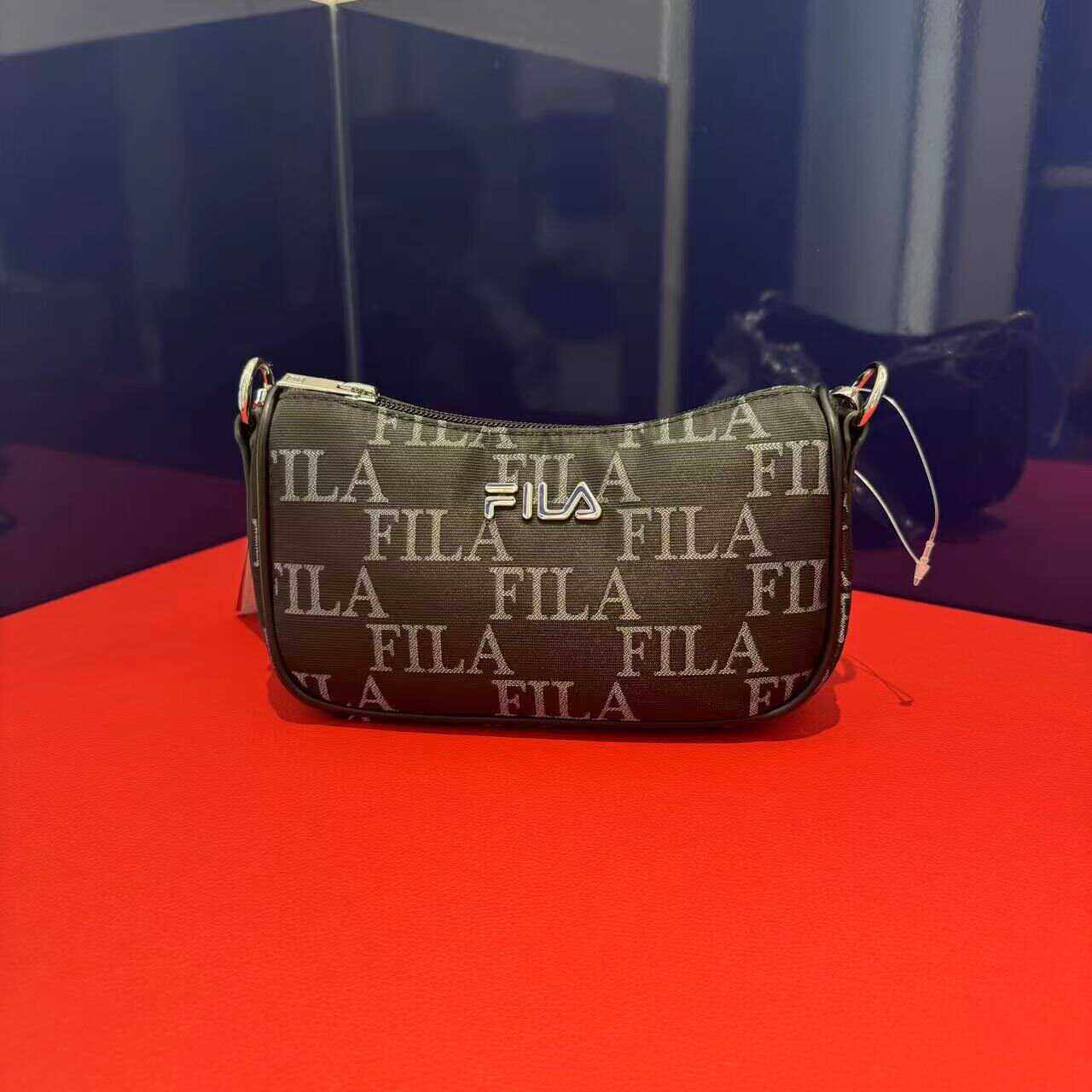 FILA斐乐正品女士休闲包 2025秋季新款时尚运动包挎包 F13W438170,淘宝优惠券,粉丝福利购,淘宝优惠卷