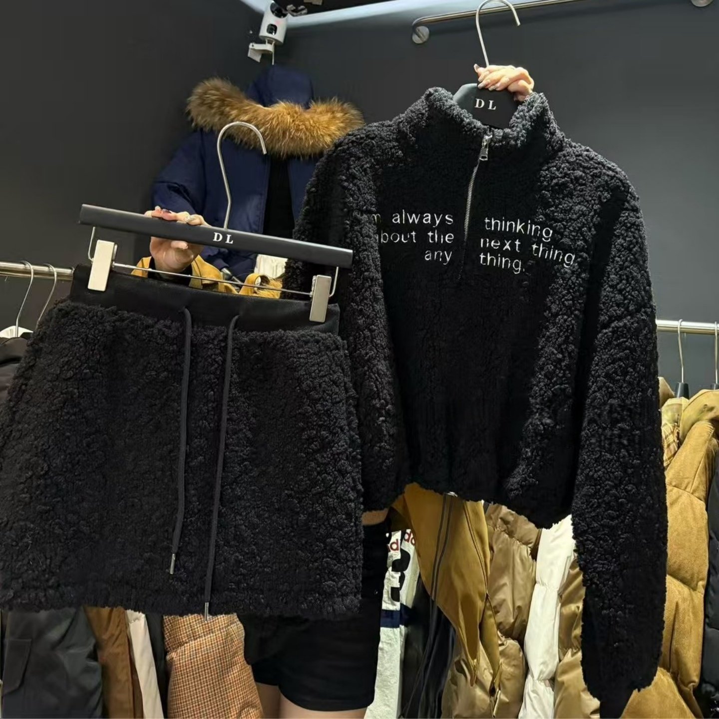 2025冬季新款法式气质字母设计款羊羔毛卫衣套装女休闲两件套短裙,淘宝优惠券,粉丝福利购,淘宝优惠卷