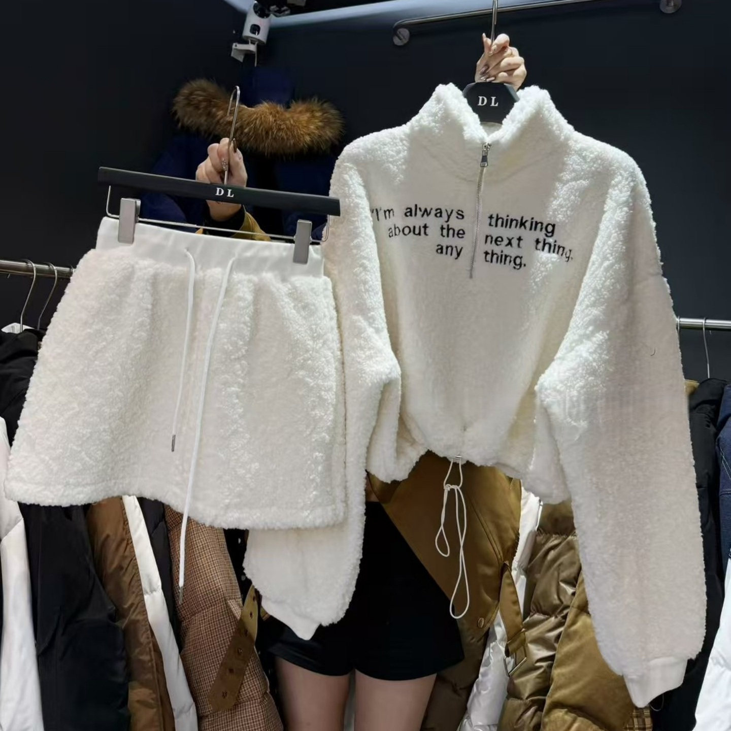 2025冬季新款法式气质字母设计款羊羔毛卫衣套装女休闲两件套短裙,淘宝优惠券,粉丝福利购,淘宝优惠卷