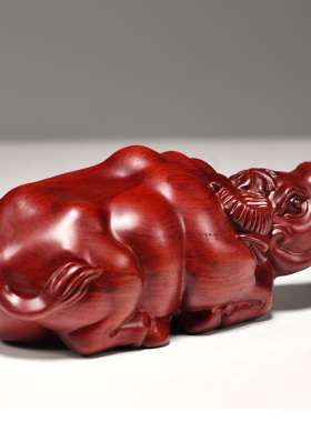 红色木质水牛摆件木牛生肖牛实木水牛木雕客厅办公装饰送礼工艺品