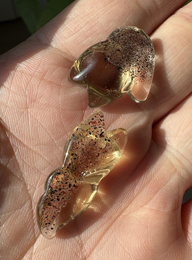 天然超七金草莓晶大头狐无孔吊坠