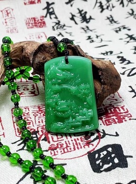 浓绿如玉山水吊坠项链钰牌轮廓圆润山水纹路舒展笔触流畅清幽