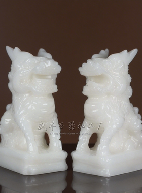 一对天然白玉麒麟公母摆件