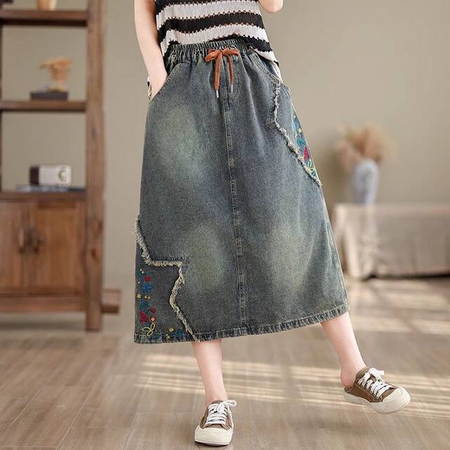 ສິ້ນ denim ຖັກແສ່ວສໍາລັບແມ່ຍິງ 2026 ພາກຮຽນ spring ແລະ summer ວ່າງຂະຫນາດໃຫຍ່ elastic waist tie versatile hip-covering A-line skirt ຍາວ