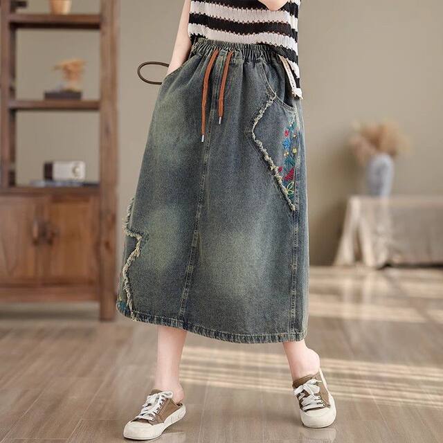 ສິ້ນ denim ຖັກແສ່ວສໍາລັບແມ່ຍິງ 2026 ພາກຮຽນ spring ແລະ summer ວ່າງຂະຫນາດໃຫຍ່ elastic waist tie versatile hip-covering A-line skirt ຍາວ