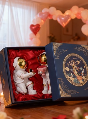 国潮宇航员树脂桌面摆件礼盒装