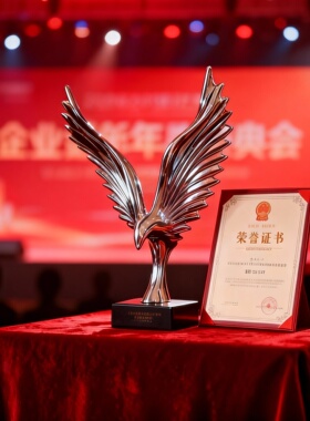 简约现代树脂老鹰桌面摆件礼盒