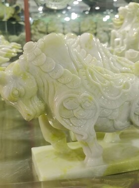 蓝田玉岫岩玉玉牛大牛斗牛摆件