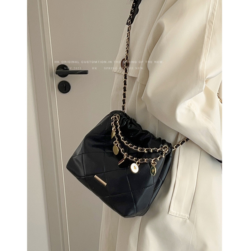 复古通勤包包女夏季2025新款潮单肩斜挎包百搭ins菱格链条水桶包,淘宝优惠券,粉丝福利购,淘宝优惠卷