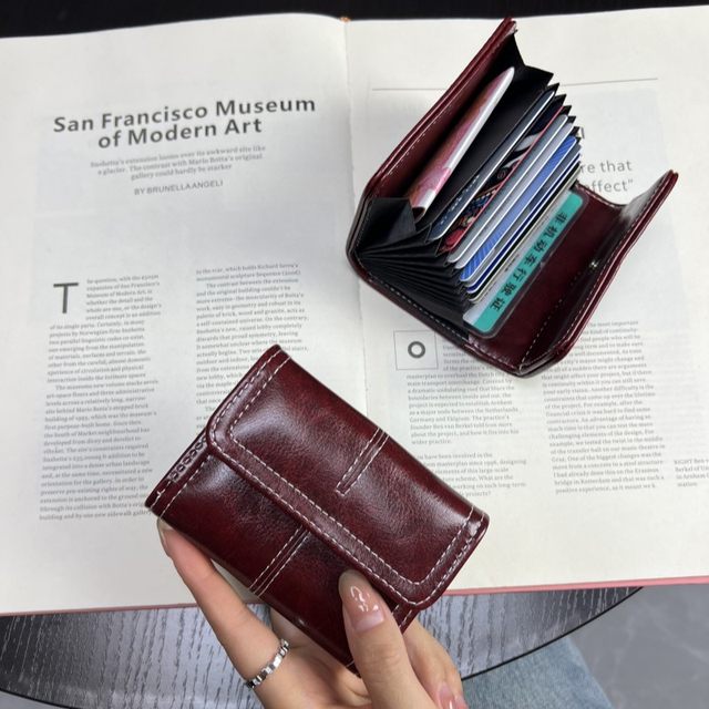 Women's waxed leather pickup bag with multiple card slots