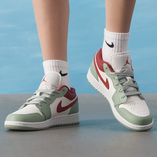 NIKE耐克男大童AIR JORDAN 1低帮复古运动鞋篮球鞋553560-133