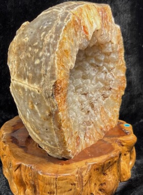 水晶石玛瑙石聚宝盆水晶洞石摆件