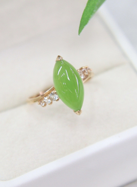 和田碧玉戒指苹果绿玉质干净细腻  颜色漂亮水润  小巧精致