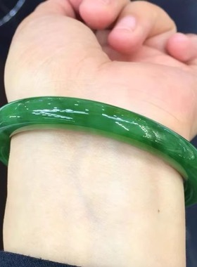 和田碧玉菠菜绿圆条手镯女款