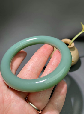 新疆玉见楼兰和田玉鸭蛋青粉青手镯