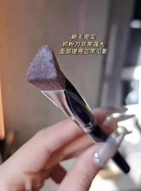 新款三角高光熨斗刷提亮泪沟面中法令纹遮瑕无刷痕提亮化妆工具