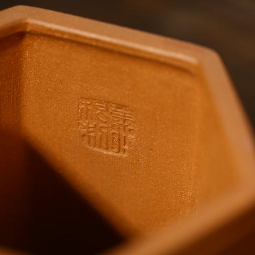 尚扣紫砂名家全手工六方蟹黄泥高档雕刻花器桌面小型花器盆景盆 - 图1
