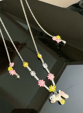 新款甜美小狗花朵吊坠项链女轻奢多巴胺彩色雏菊花朵狗狗配饰
