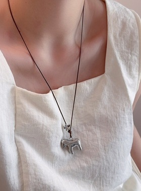 新款小马吊坠项链女小众设计感高级轻奢气质百搭串珠项链