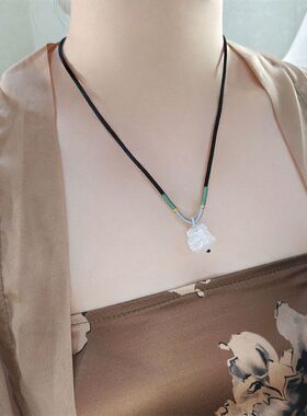 清冷链锁骨月亮月牙猫眼石月牙项链女吊坠小众偏光新中式吊坠半月