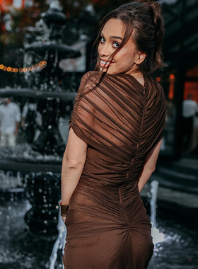 Fashionable women's dress with sexy exposed navel long skirt