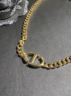黄铜2026新款轻奢项链锁骨链女颈链字母百搭时尚简约气质优雅知性